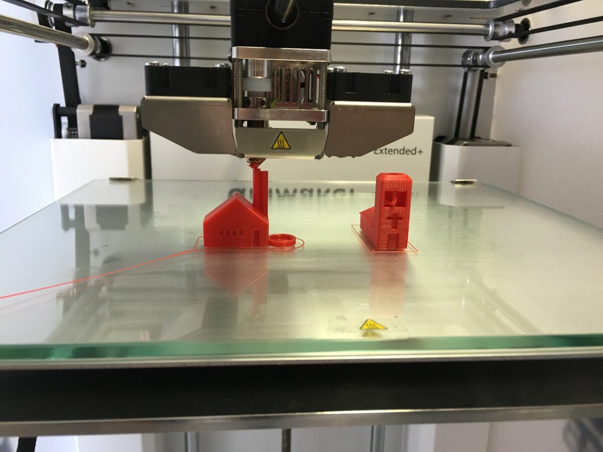 3D tiskárna vyrobí implantáty i náhradní díly pro letadla