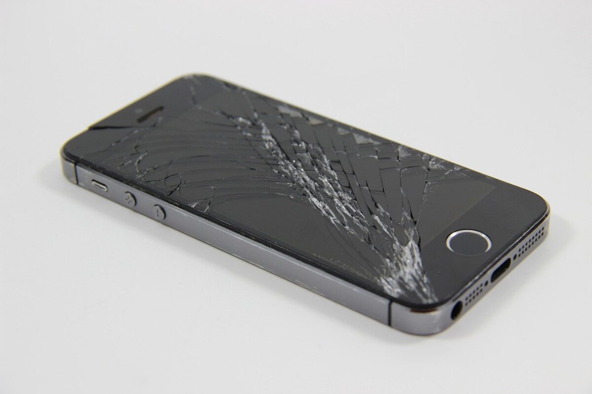 iPhone a servis: Má cenu mobilní telefon servisovat?